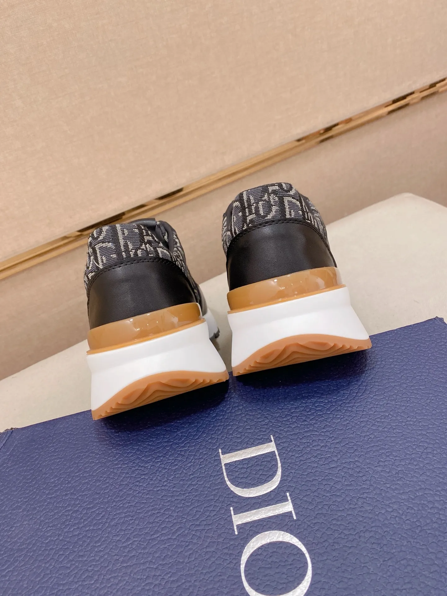 Factory price: 440💰[Dior·Dior] New casual sports style men's shoes, new spring and summer design, perfect workmanship, lace-up lazy style to create wardrobe quality, upper: imported first-layer cowhide, sheepskin lining is soft and comfortable, ultra-light TPU wear-resistant outsole, simple, versatile fashion men's shoes, excellent color code number 38--44. (Can be customized for 45 non-refundable)